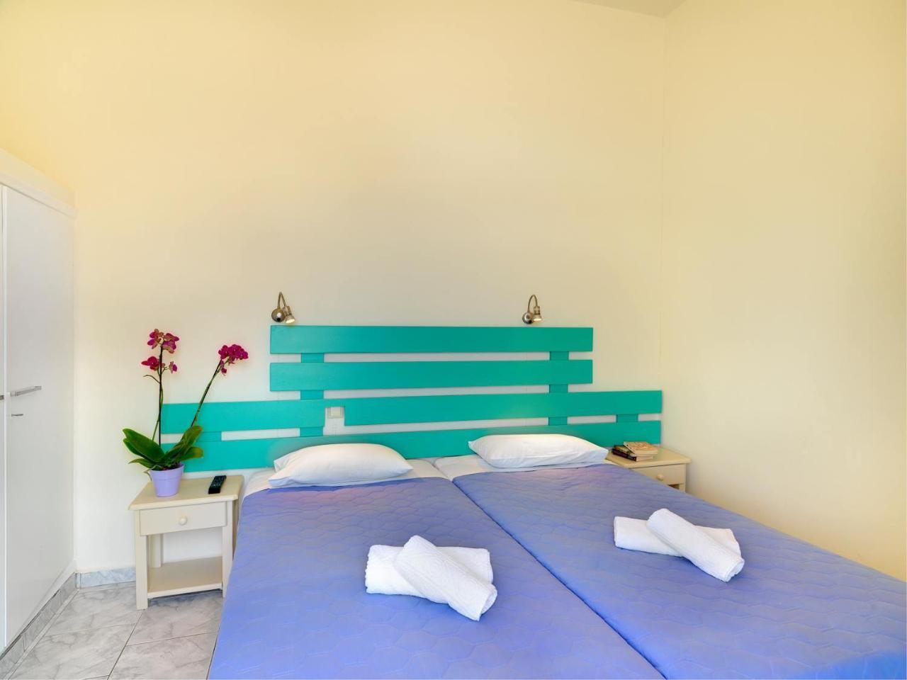 Hotel Kamelo Vári Zewnętrze zdjęcie